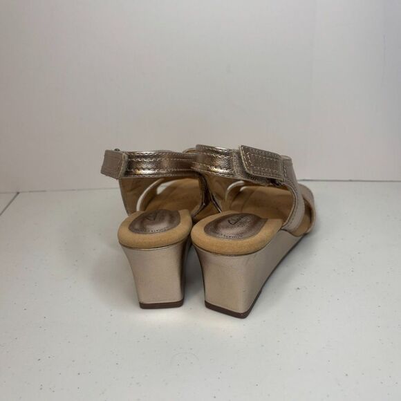 Clarks Kyarra Aster Gold Leather Wedge Sandals Slingback Womens Adjustable - Picture 3 of 12